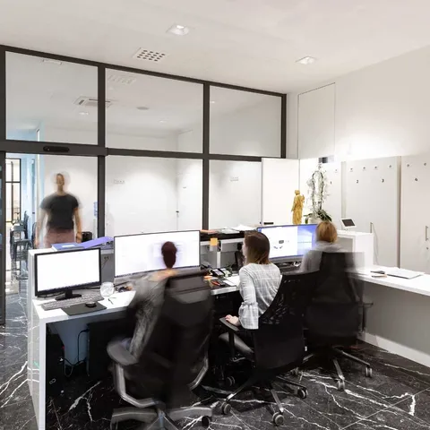 Recepcija klinike z osebjem pri računalnikih