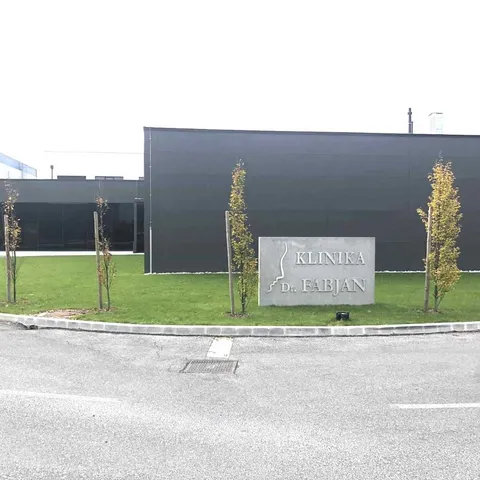 Zunanjost klinike z napisom Klinika Dr. Fabjan